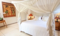 Bedroom with Mosquito Net - Villa Senang - Batubelig, Bali