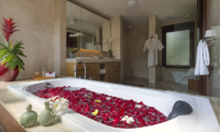 Bathtub with Rose Petals - Villa Shinta Dewi Ubud - Ubud, Bali