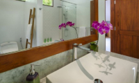 Bathroom with Mirror - Villa Sol Y Mar - Uluwatu, Bali