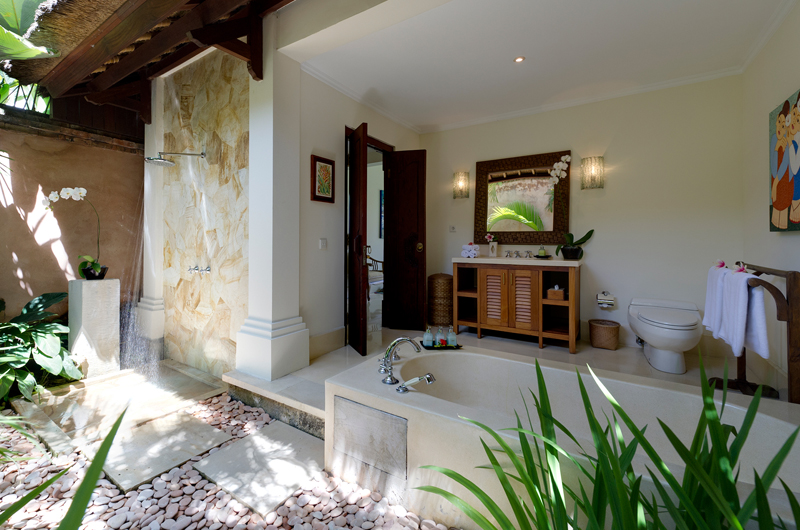Semi Open Bathroom with Bathtub - Villa Surya Damai - Umalas, Bali
