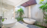 Bathroom with Bathtub - Villa Zanissa Villa Zack - Seminyak, Bali