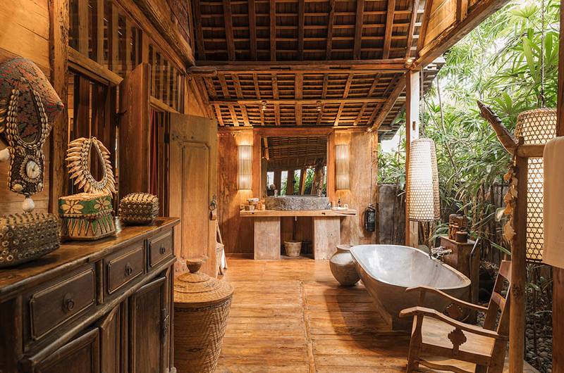 En-Suite Bathroom with Bathtub - Villa Zelie - Canggu, Bali