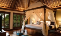 Bedroom with TV - Kamandalu Ubud - Ubud, Bali
