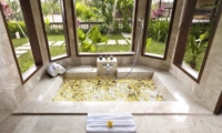 Romantic Bathtub Set Up with Petals - Kamandalu Ubud - Ubud, Bali