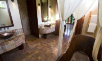 En-Suite Bathroom with Bathtub - Sound Of The Sea - Pererenan, Bali