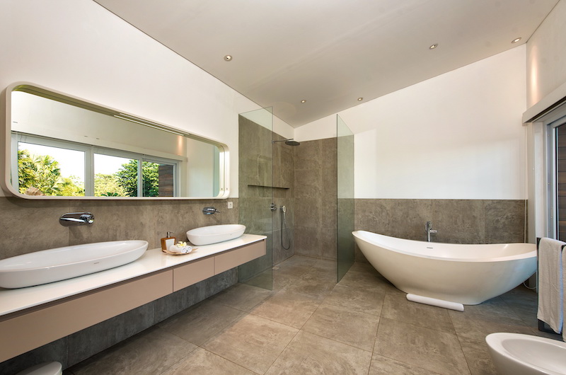 His and Hers Bathroom with Bathtub - Villa Alocasia - Canggu, Bali