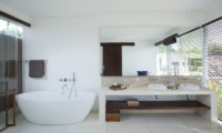 En-Suite Bathroom with Bathtub - Villa CassaMia - Jimbaran, Bali