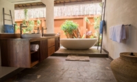En-Suite His and Hers Bathroom - Villa Lotus Lembongan - Nusa Lembongan, Bali