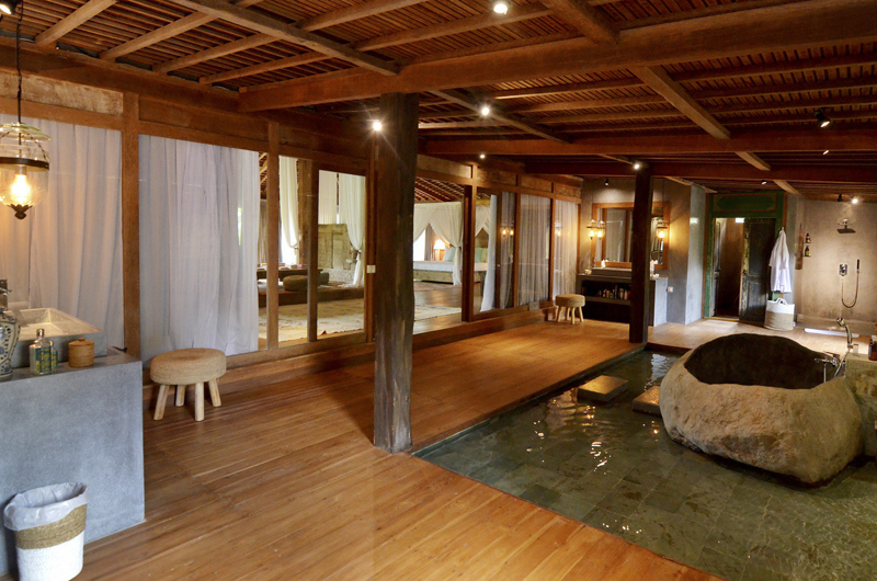 En-Suite Bathroom with Bathtub - Villa Nag Shampa - Ubud Payangan, Bali